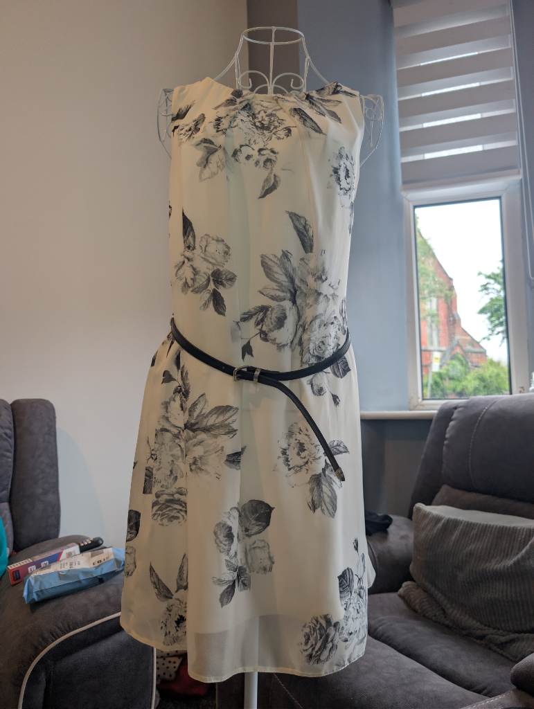 Lovely floral summer dress with belt