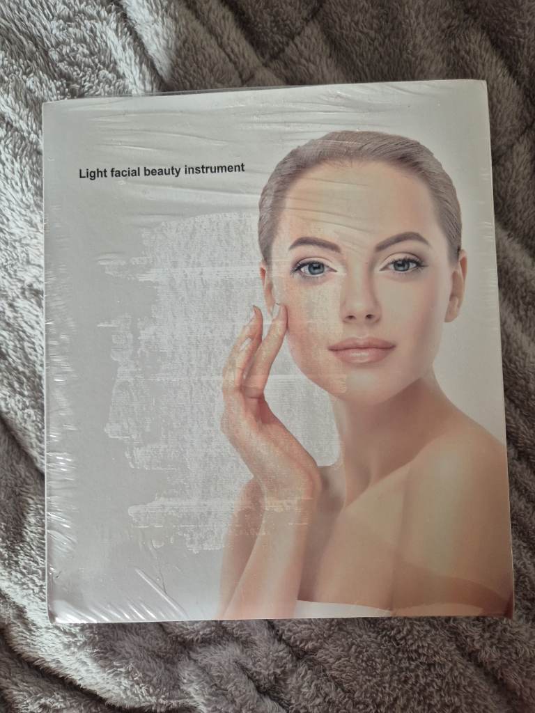 Brand new & factory sealed light facial therapy mask