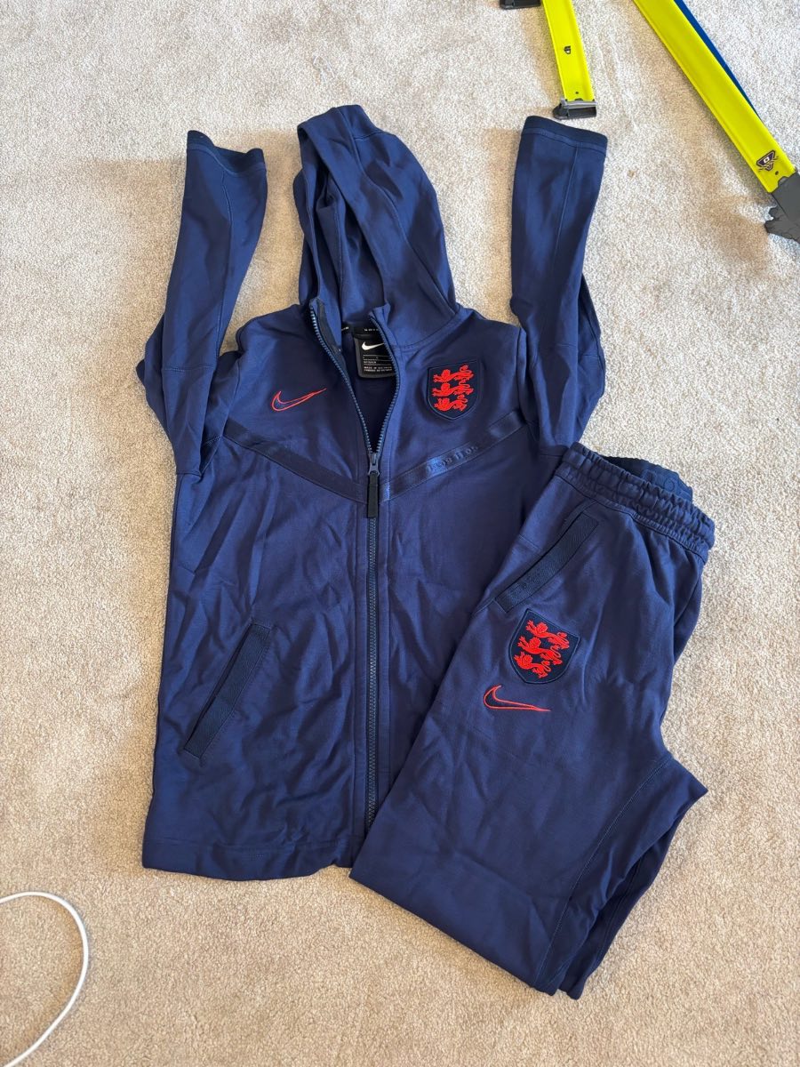 England tracksuit - Boys/Girls L 147cm to 158cm