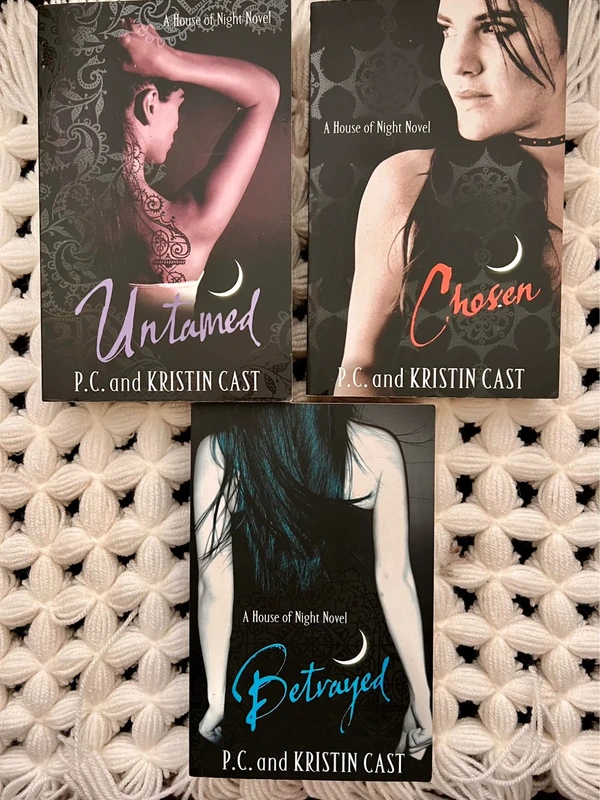 House of Night Book Bundle x3 – P.C. & Kristin Cast – Betrayed Chosen Untamed