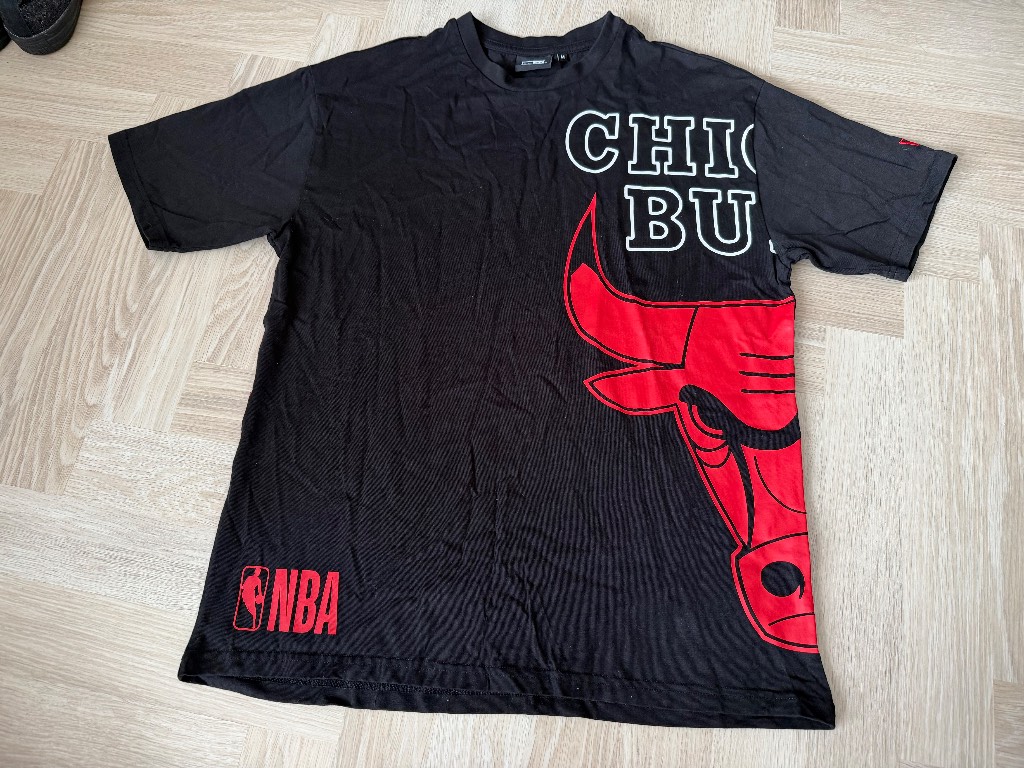 New Era Chicago Bulls NBA men’s graphic logo t shirt size Medium