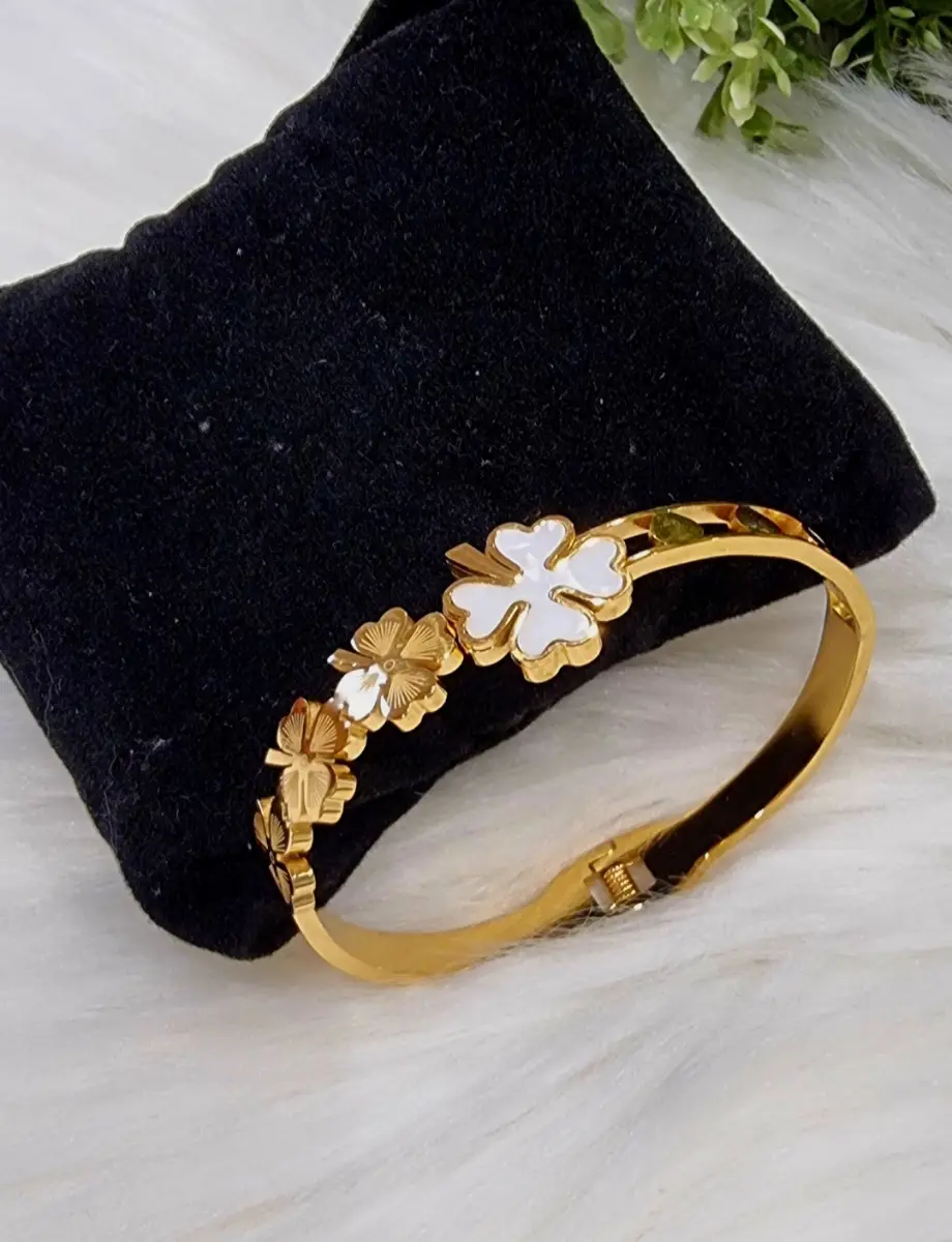 Flower style bangle