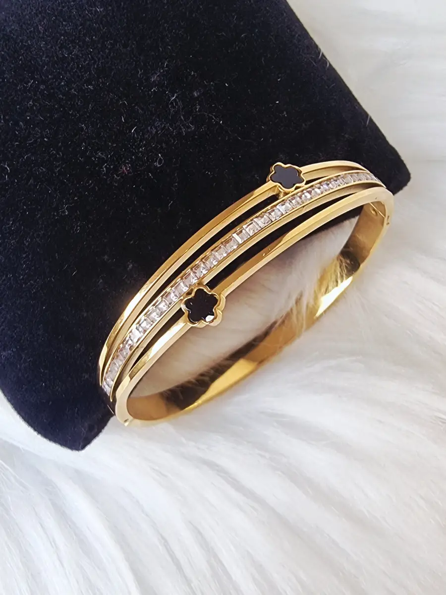 Gold clover bangle