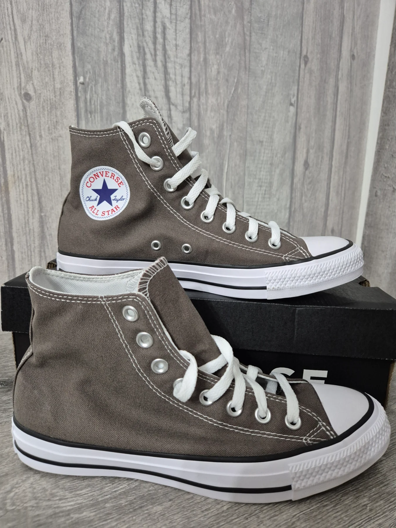 Converse chuck taylor hi top trainers size 7/9