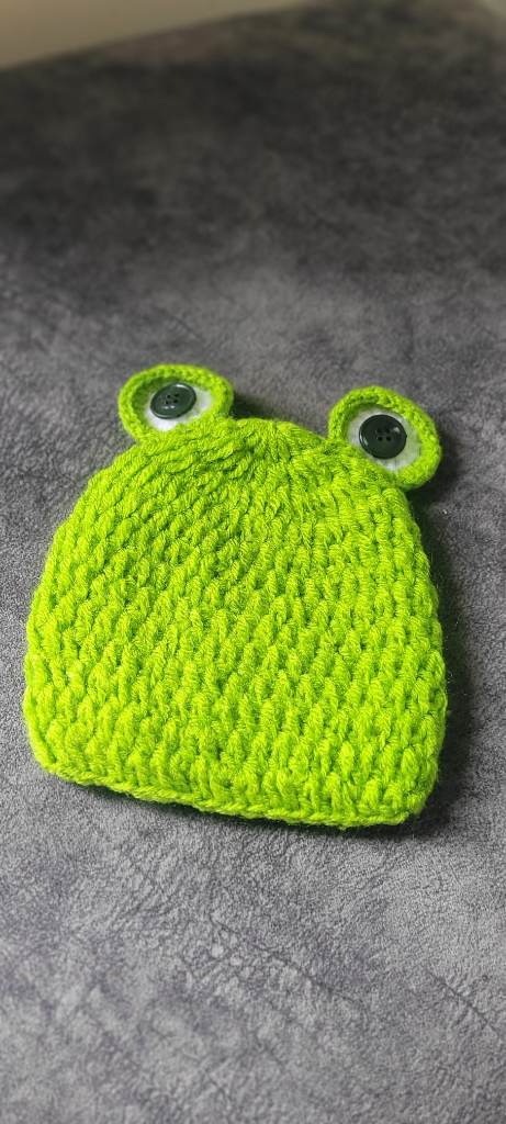 Green baby frog hat