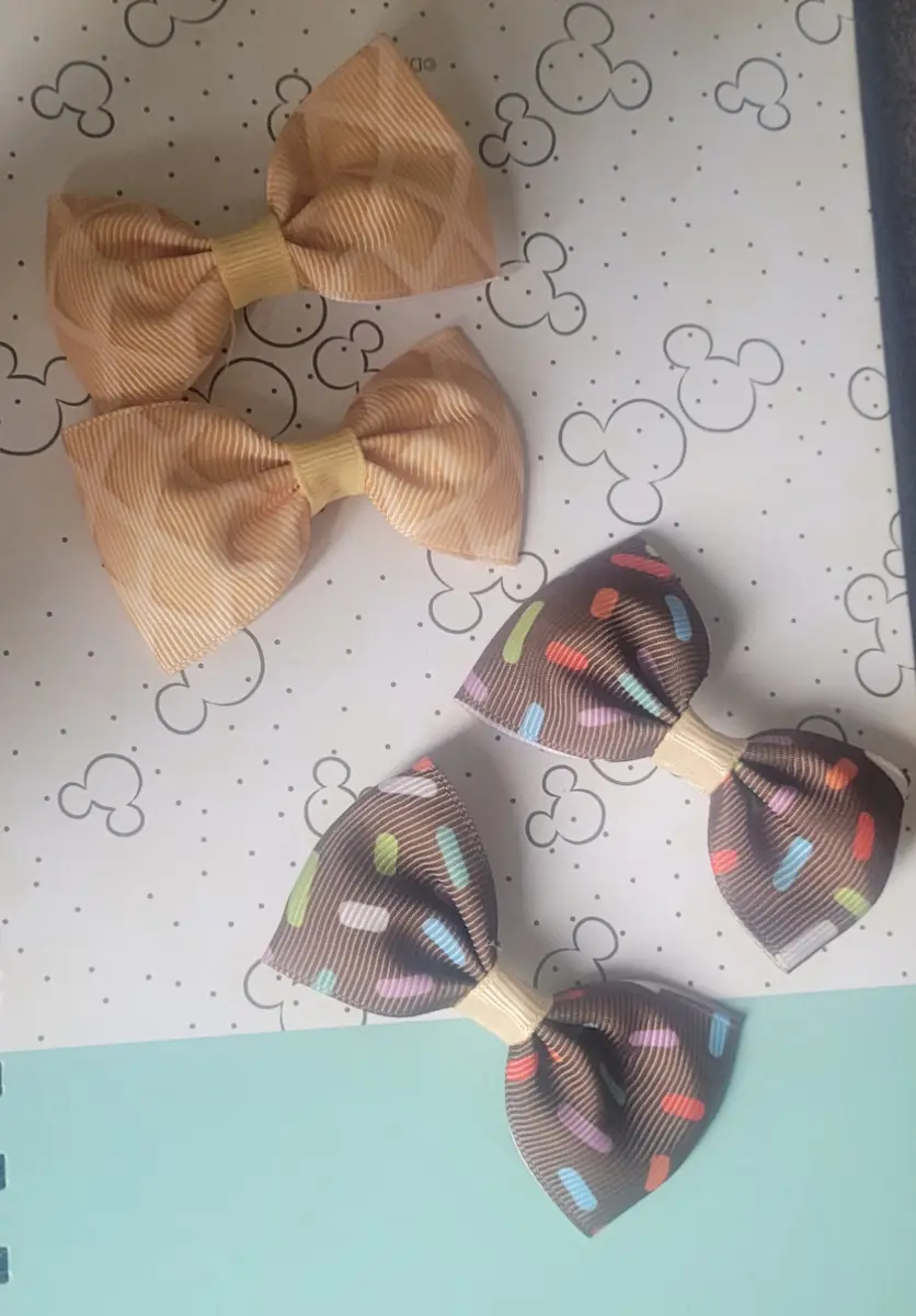 2 pairs of small bows