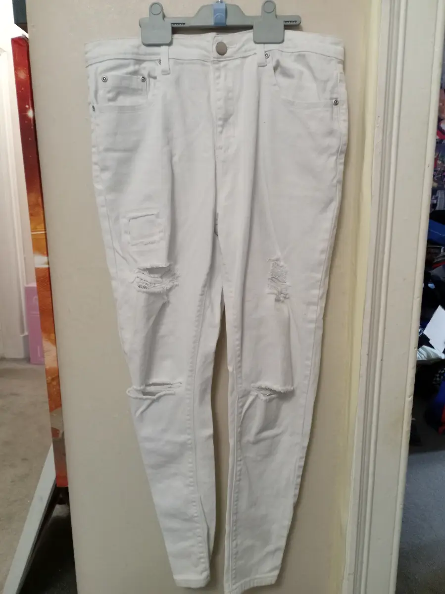 Womens white boohoo ripped skinny jeans - Size 18