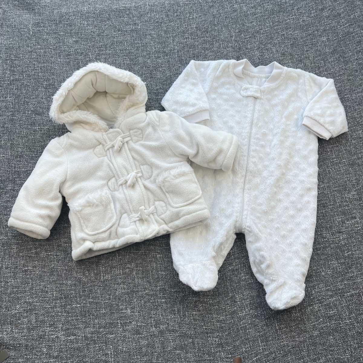 Boys/girls 0-3 months Autumn winter white pram suit and fleecy coat