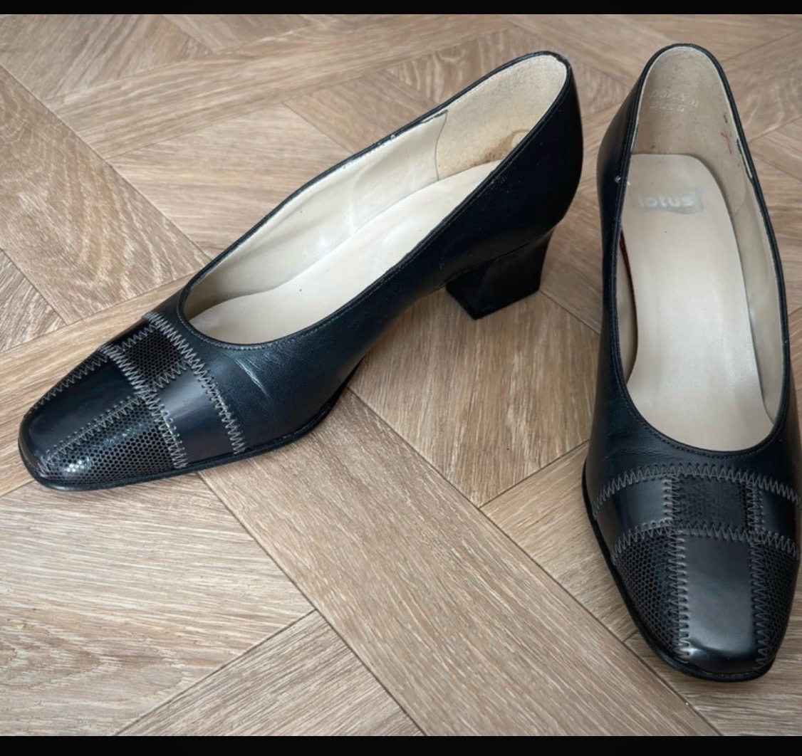 Lotus Dora II Grey Court Shoe (size 5)