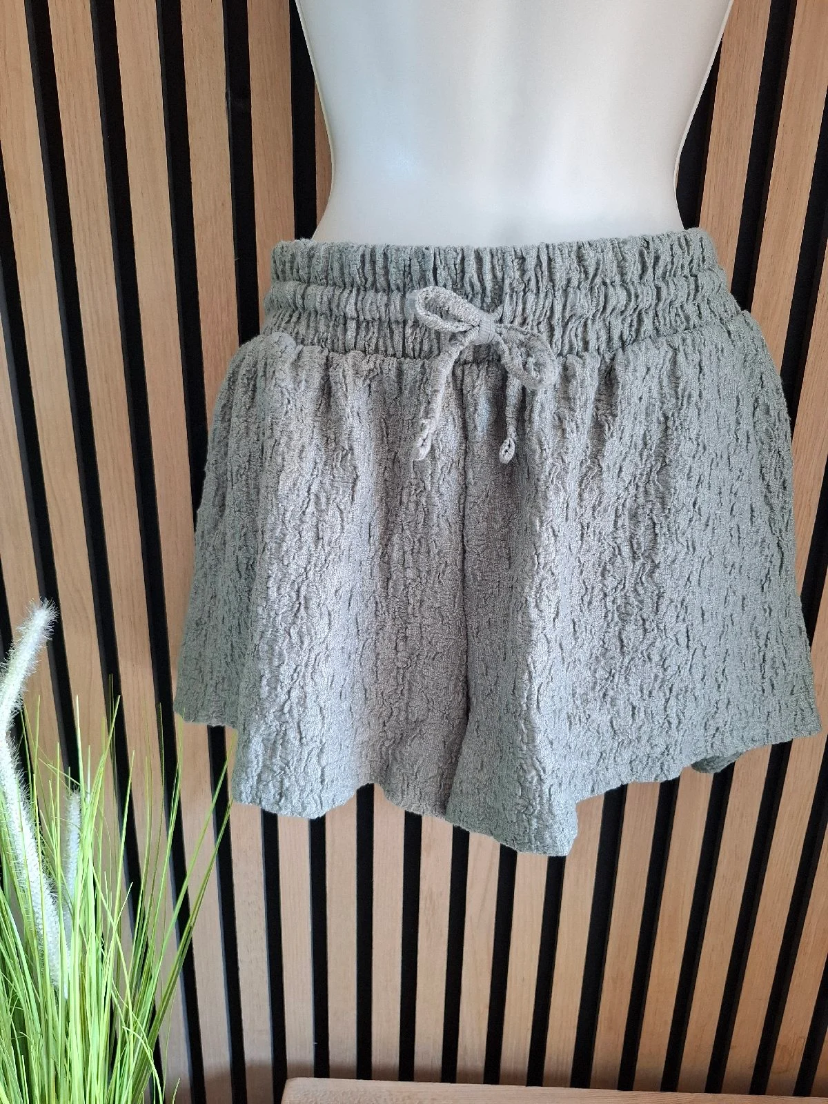 Khaki green textured elasticated shorts with pockets size small