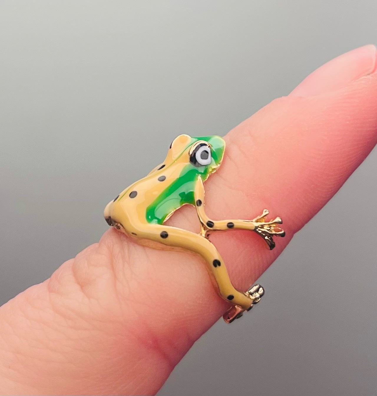 Green / gold adjustable tree frog ring with spots