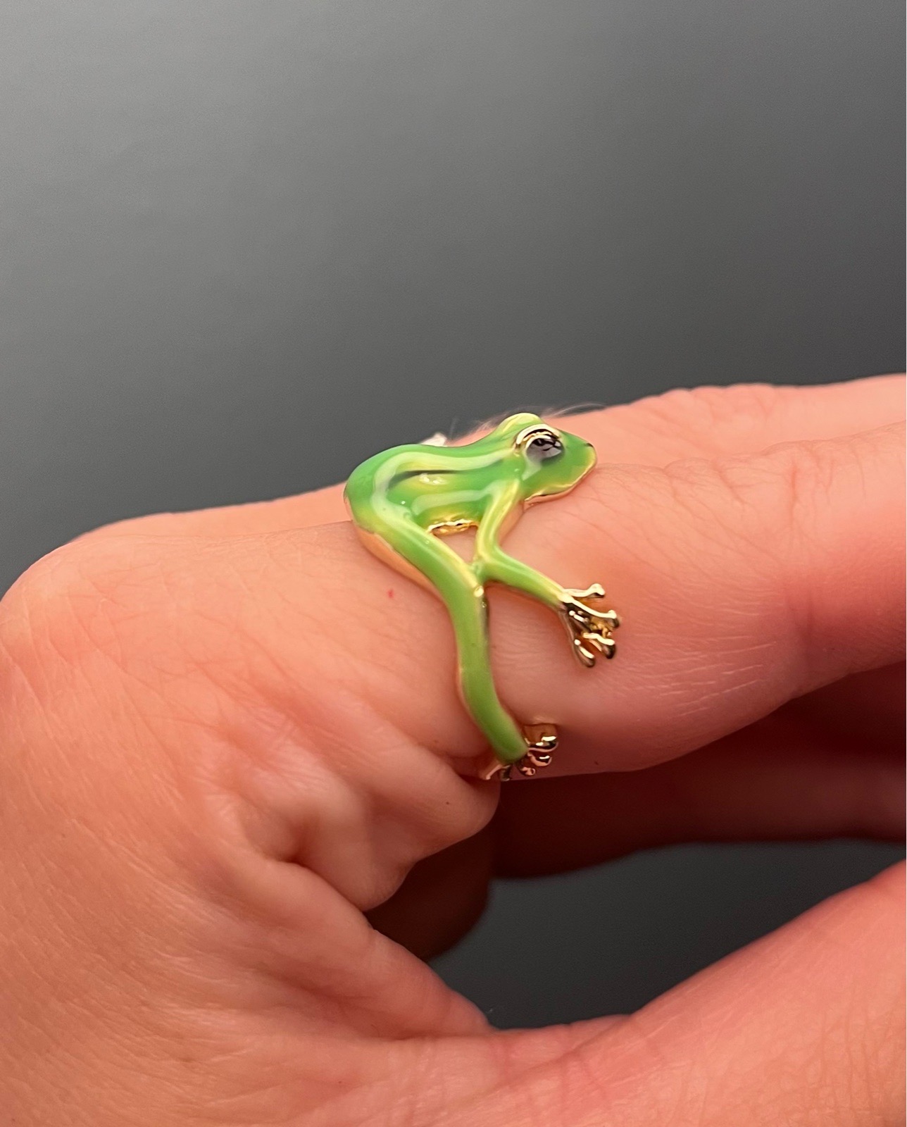 Green adjustable tree frog ring