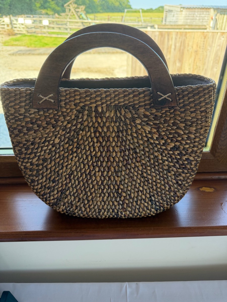 Vintage style natural woven strat handbag