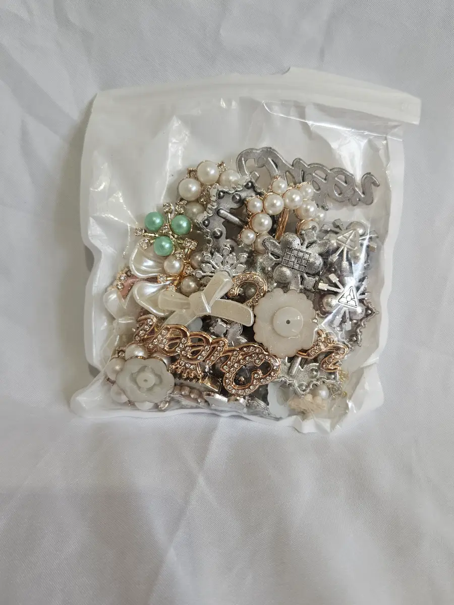 Mixed crafting koblot - pearl & rhinestone charms, flower buttons & embellishments