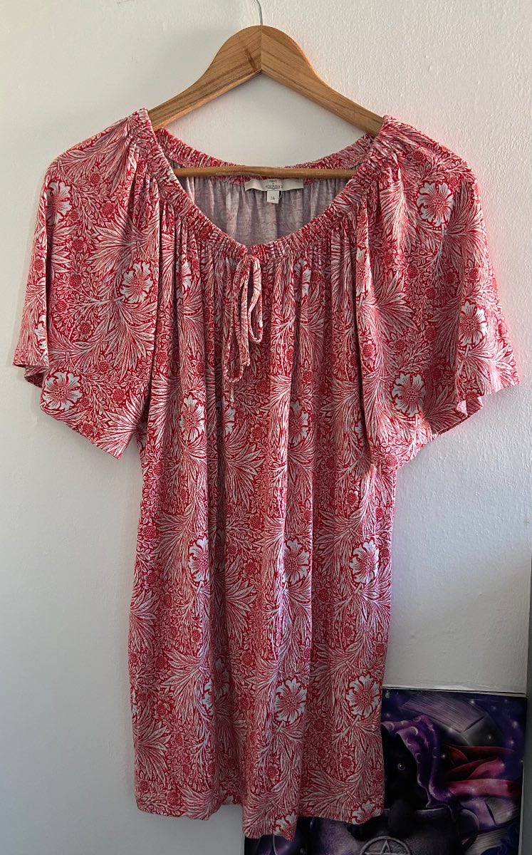 Boho hippie red white floral top. Size 16