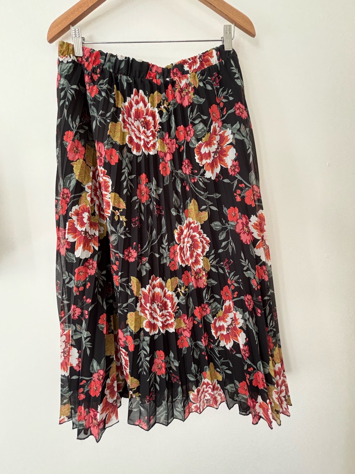 Primark floral  black, red & coral pleated skirt UK 18