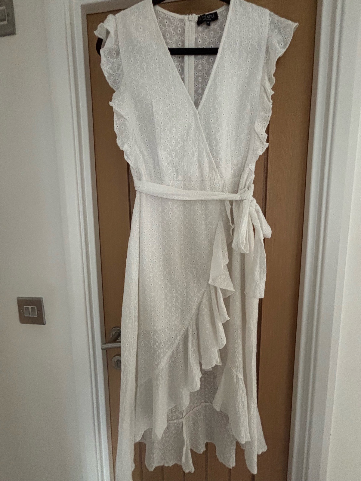 🤍 In The Style White Broderie Anglaise Wrap Dress – Size 10