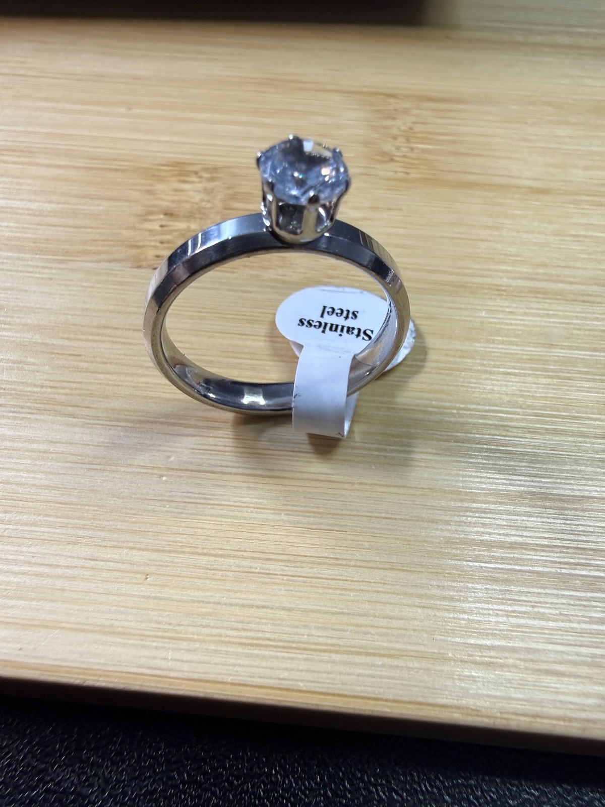 Stainless steel ring. (BZ57)