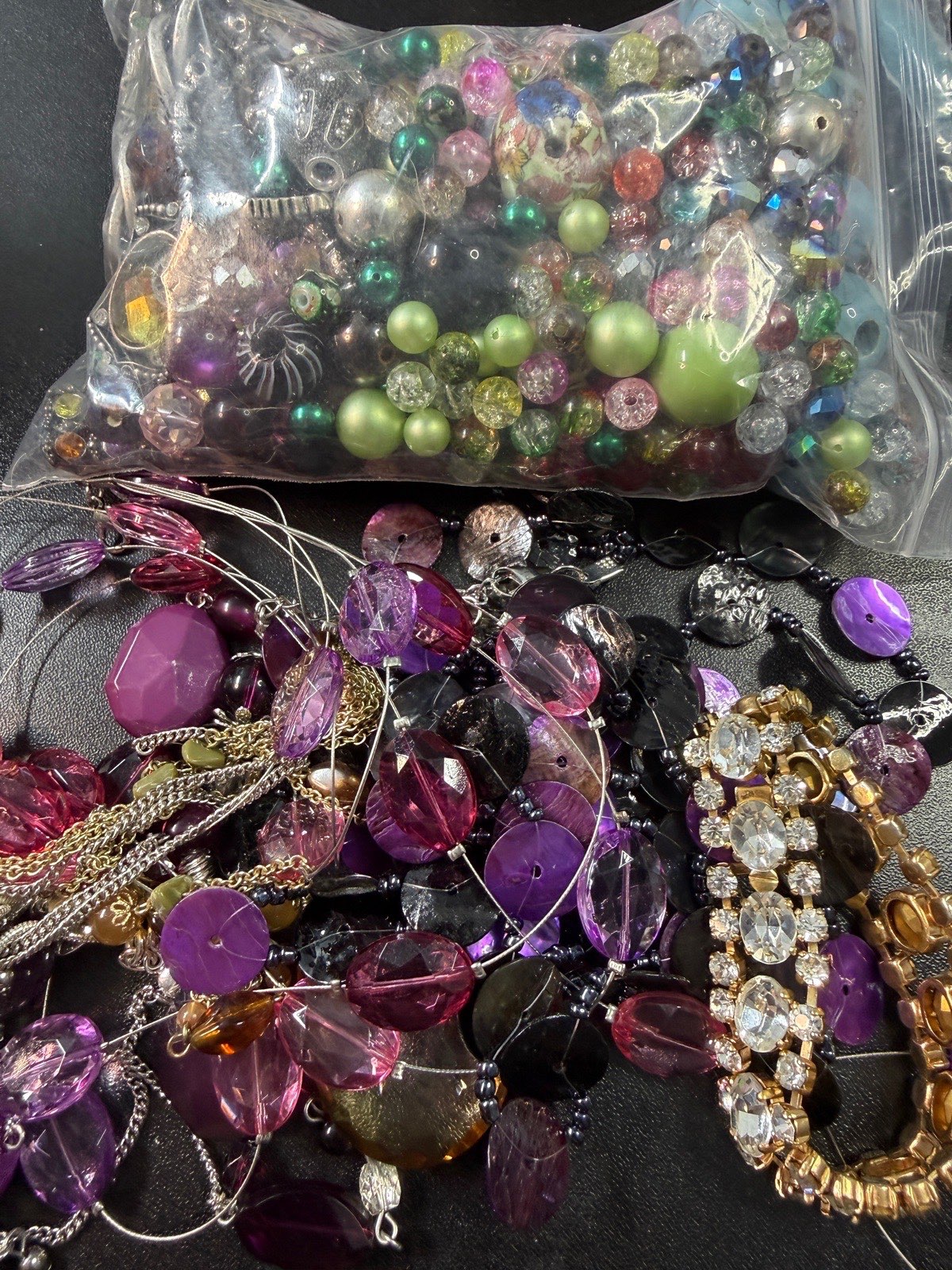 Bundle of broken jewellery and beads (BZ84)