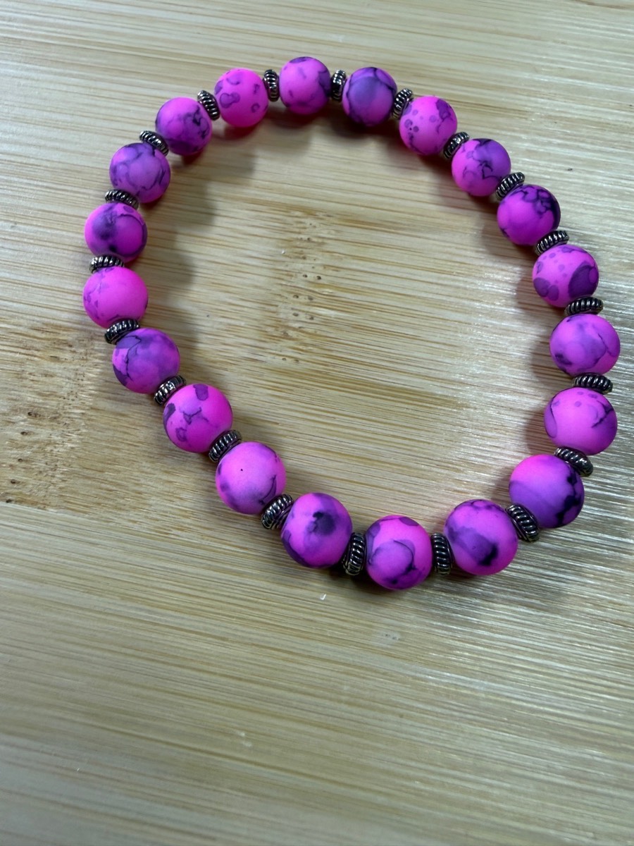 Handmade glass bead bracelet. (BZ10)