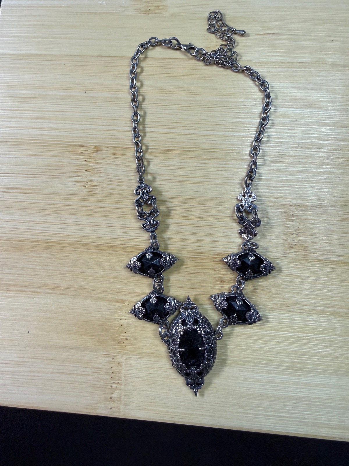 Gothic style necklace. (BZ62)