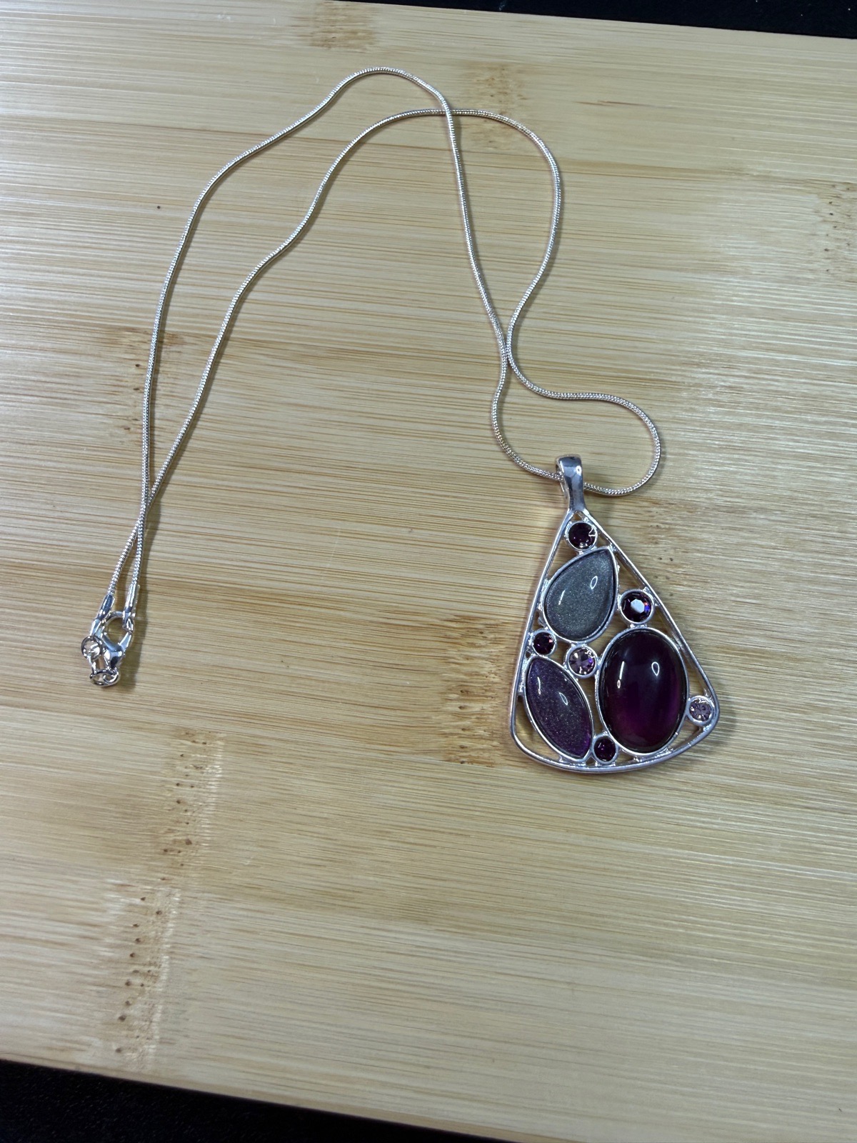 Pretty pendant and chain. (BZ49)