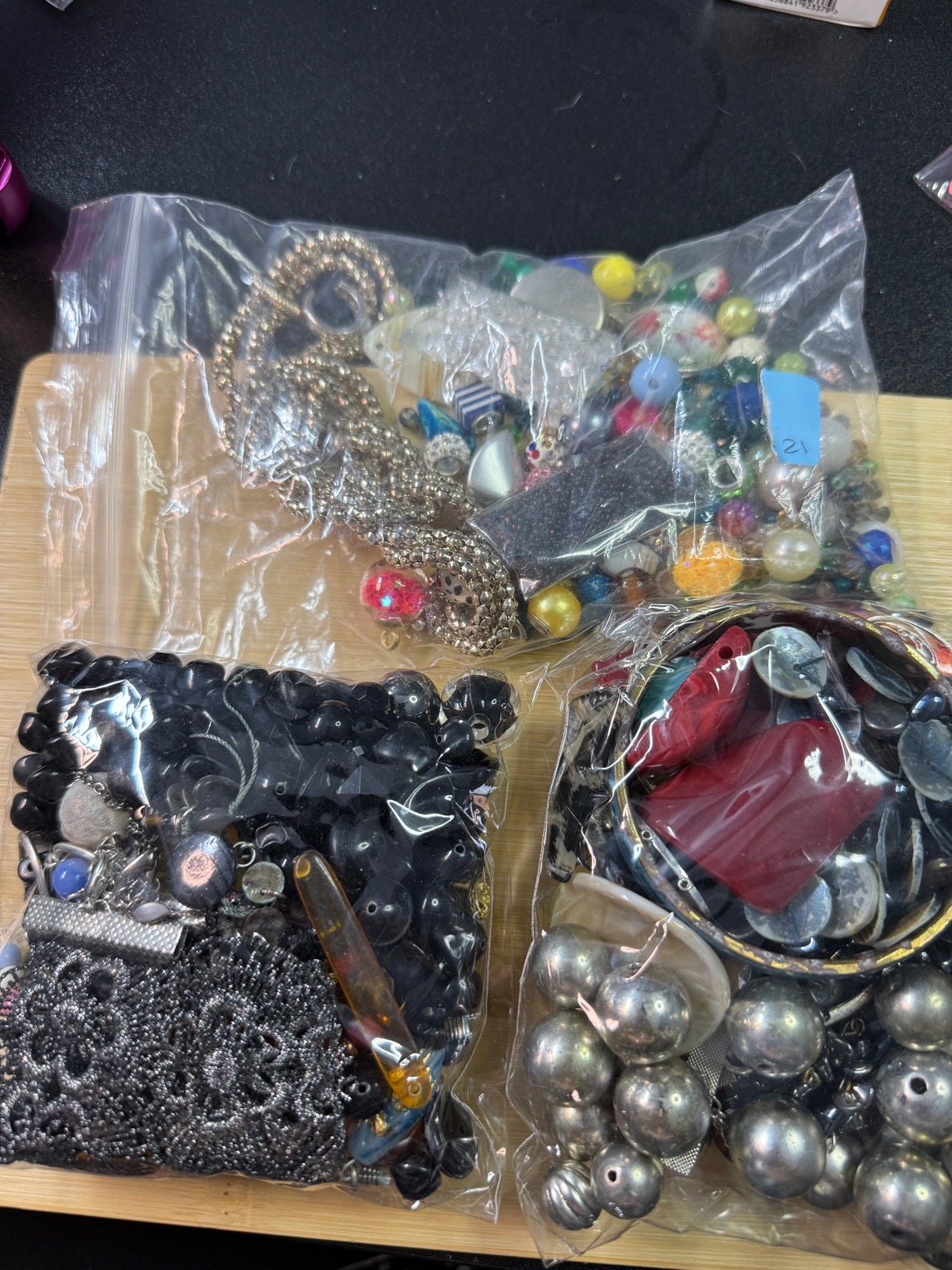 Large bundle of reclaimed beads and broken jewellery (BZ81)