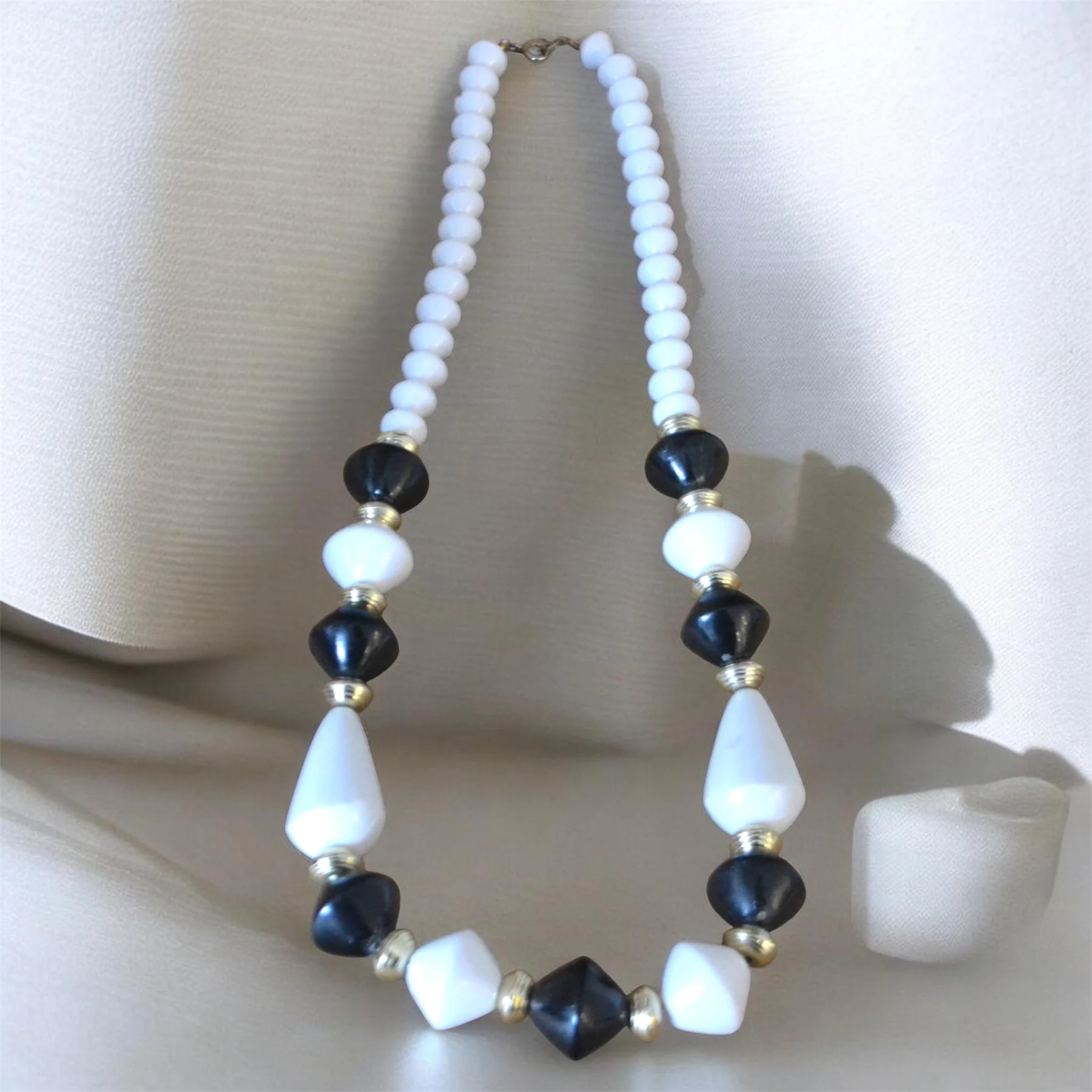 🖤 Vintage 1970s Black & White Beaded Necklace | Gold Detail | 58cm Length 🖤