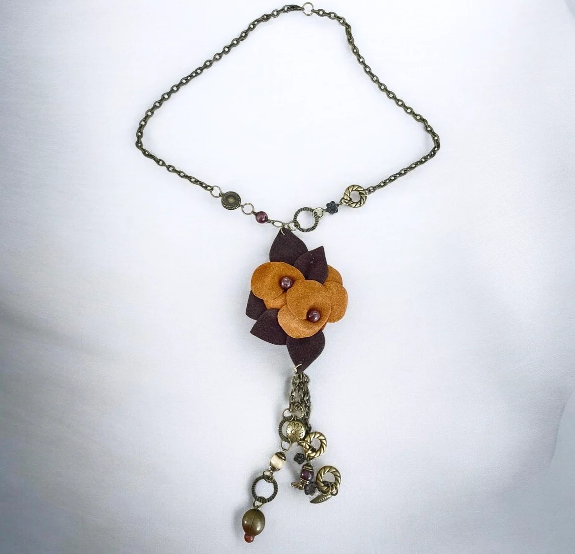 🤎🌼 Vintage 1970s Gold Tone Chain Necklace | Leather Flower Pendant | Statement Jewellery | 57cm 🌼