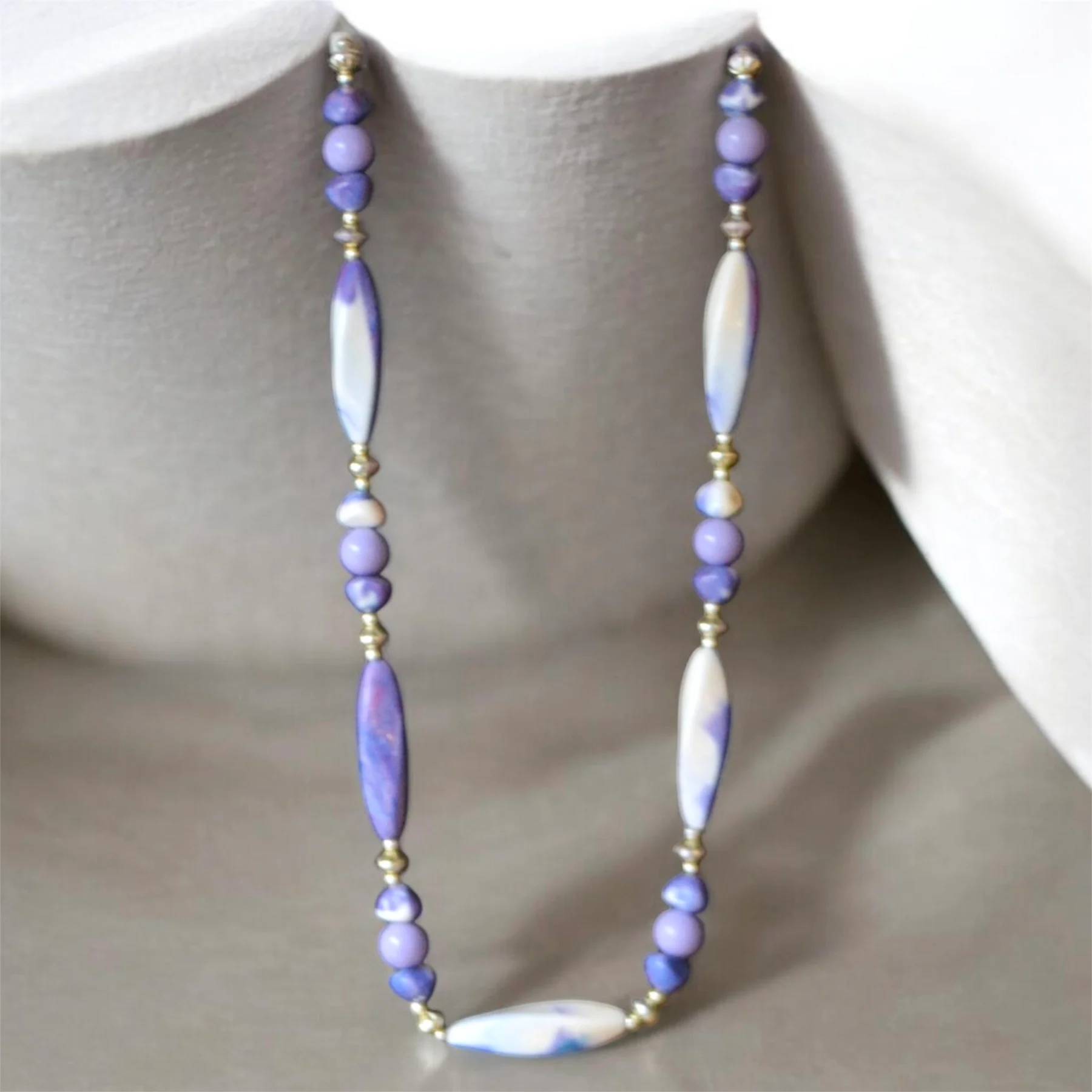 💜 Vintage 1970s Purple & White Marbled Beaded Necklace | Gold Detail | 74cm Length 💜