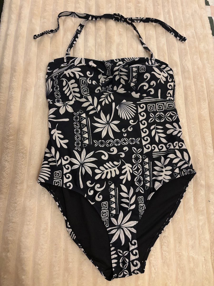 Black & white print swimsuit size 16
