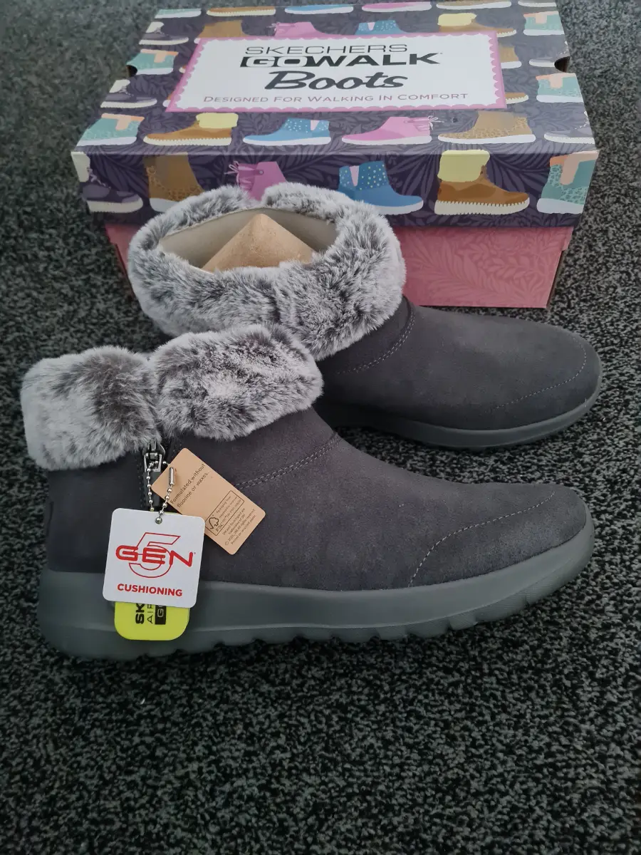 Brand new Skechers boots size 8