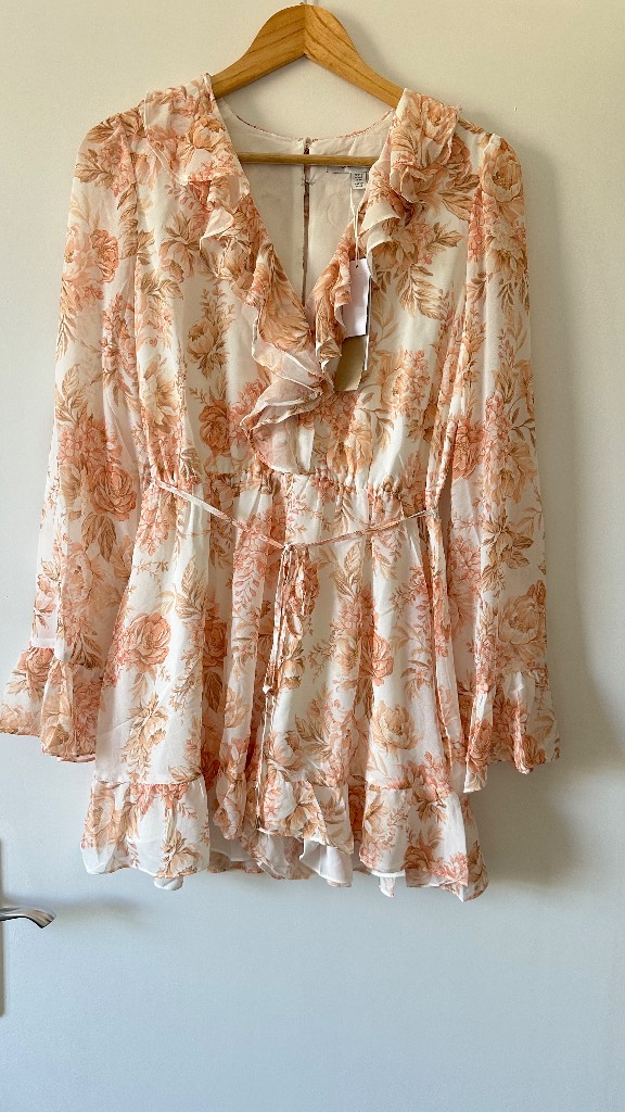 Gorgeous frilly playsuit - size M