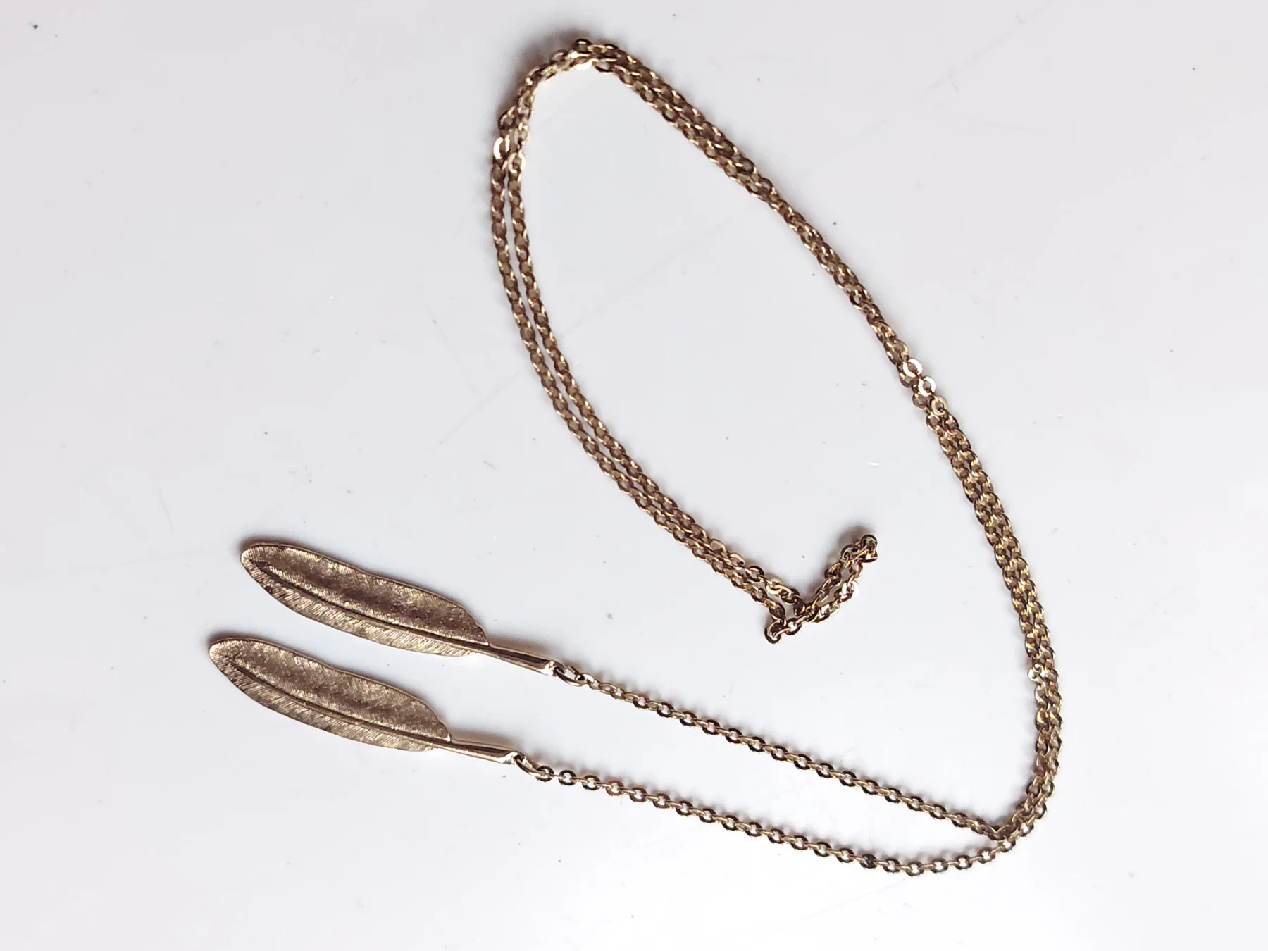 Gold tone feather ended lariat style chain necklace boho layering