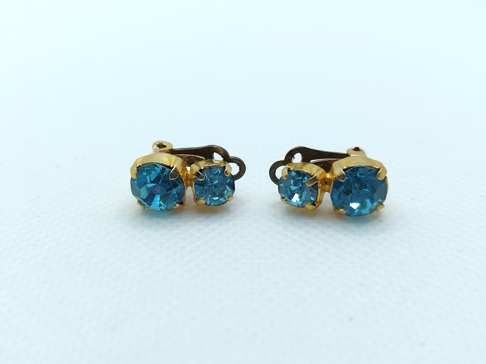 Retro vintage 1940s blue rhinestone clip on earrings