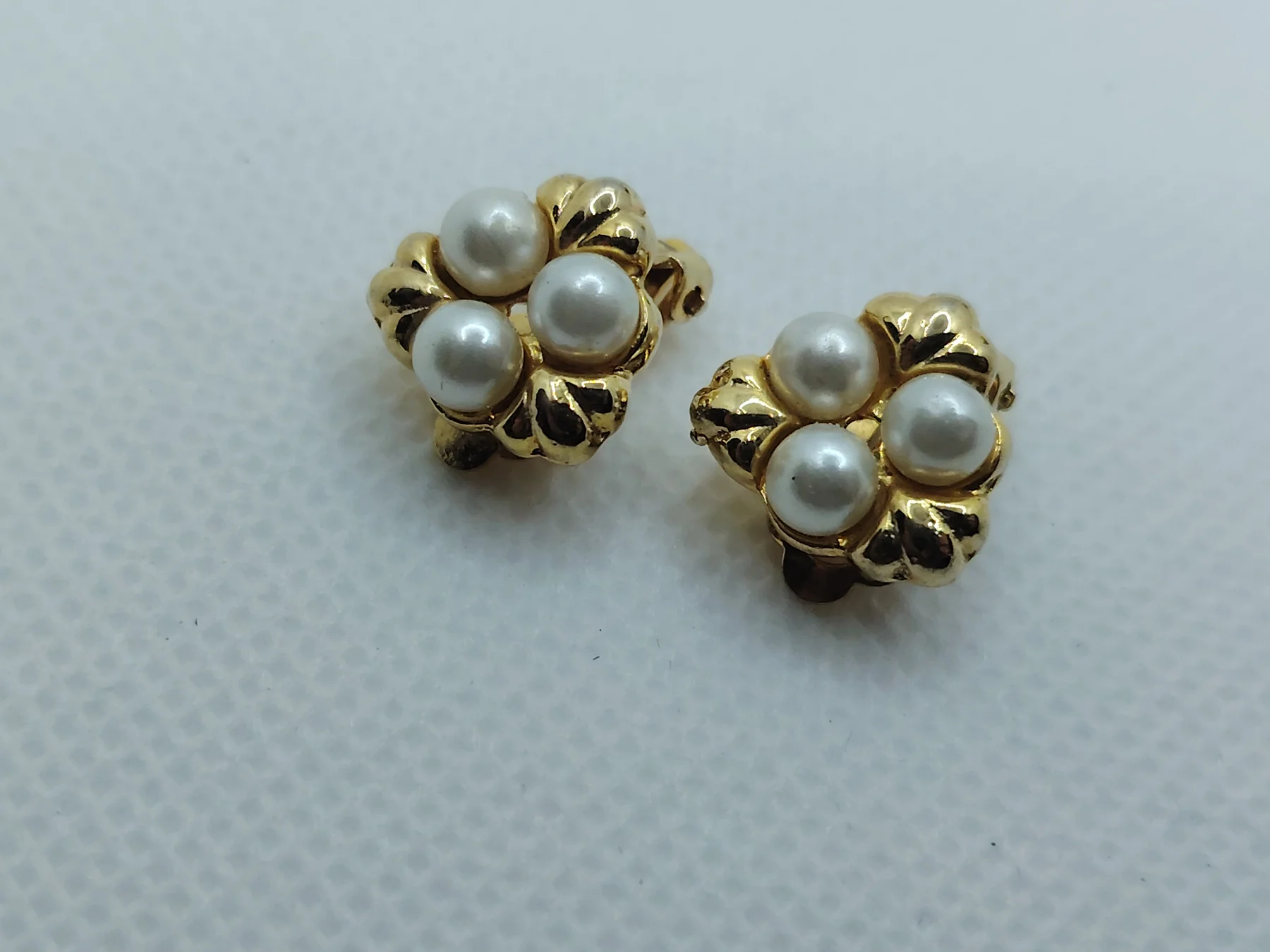 Retro faux pearl gold tone clip on earrings