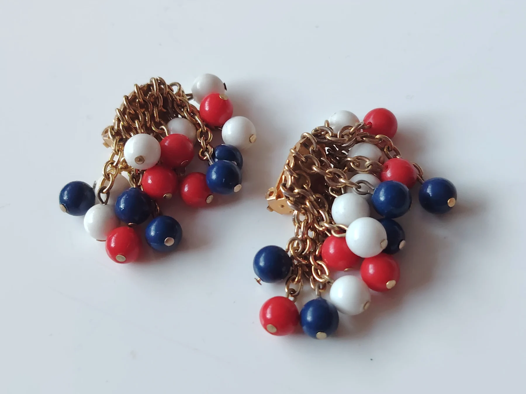 Retro.vintahe white blue red patriotic style clip on cluster drop earrings