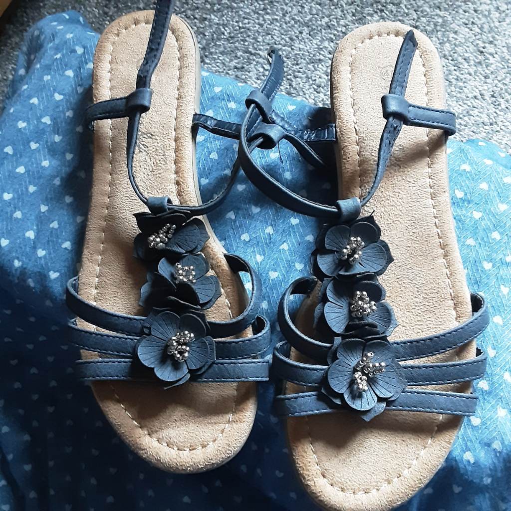 Flat leather sandals