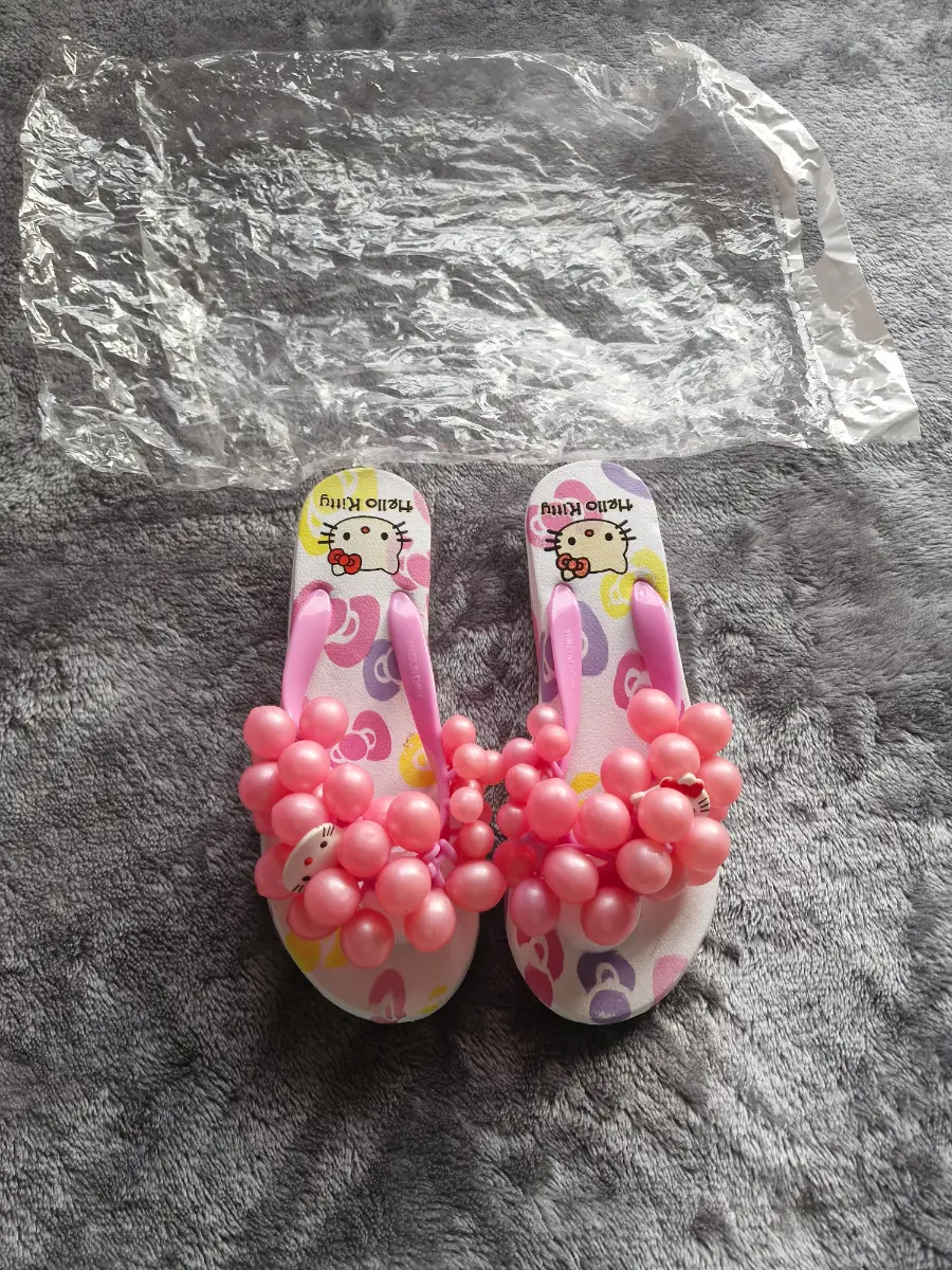 Girls flip flops size uk 3-4 brand new in pack hello kitty