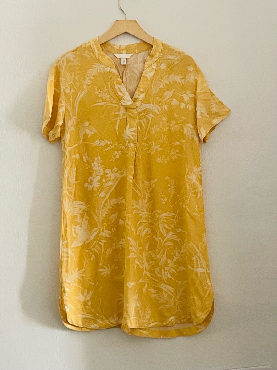 H&M yellow floral tunic dress features a V-neckline and short sleeves XS 6-8