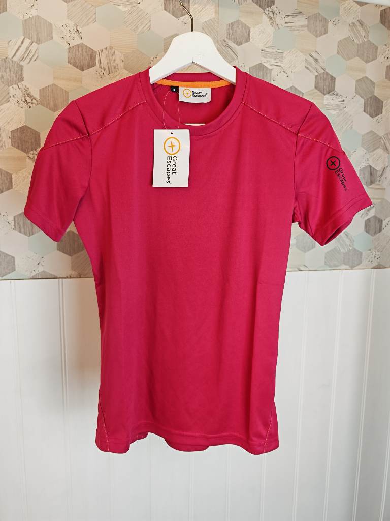 BNWT Great Escapes Women's Mauna Loa T-Shirt in red / burgundy colour | Size S