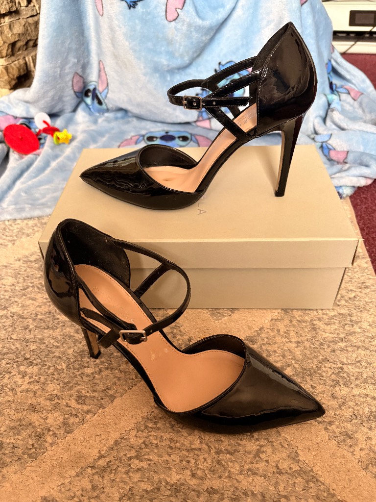 Caravela size 5 heels