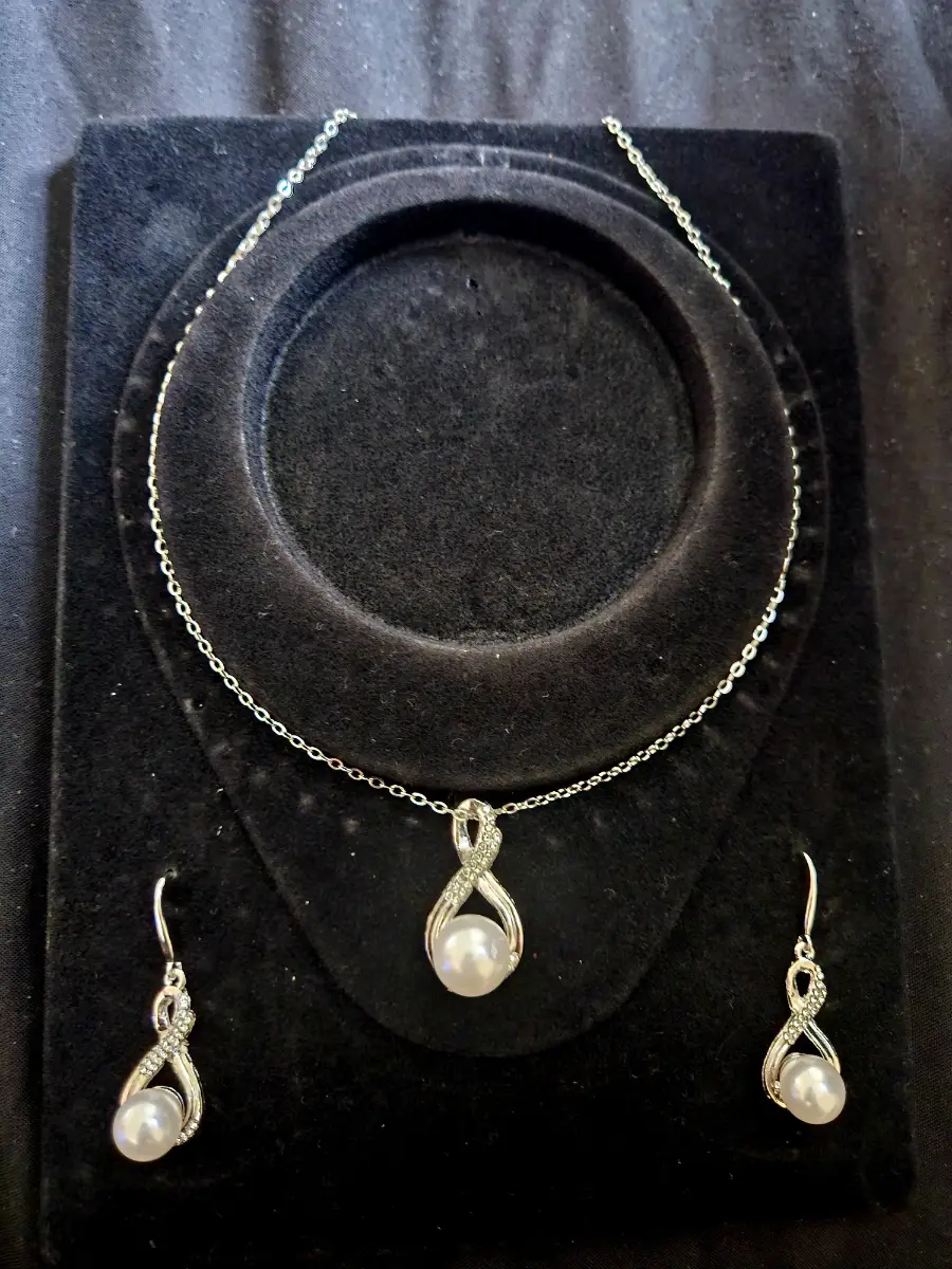 White and Silver Jewellery Set