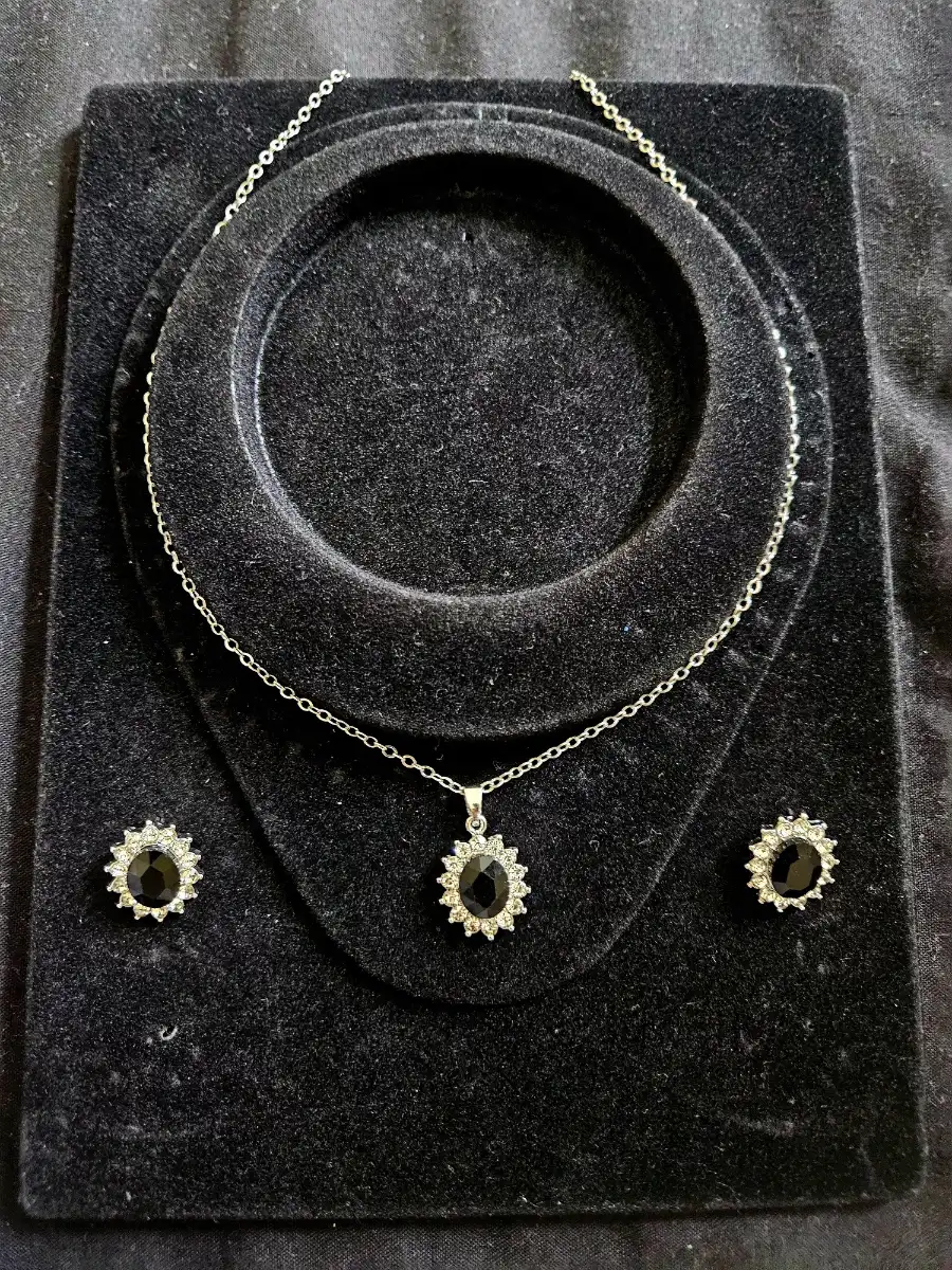 Black and Silver Jewellery Set