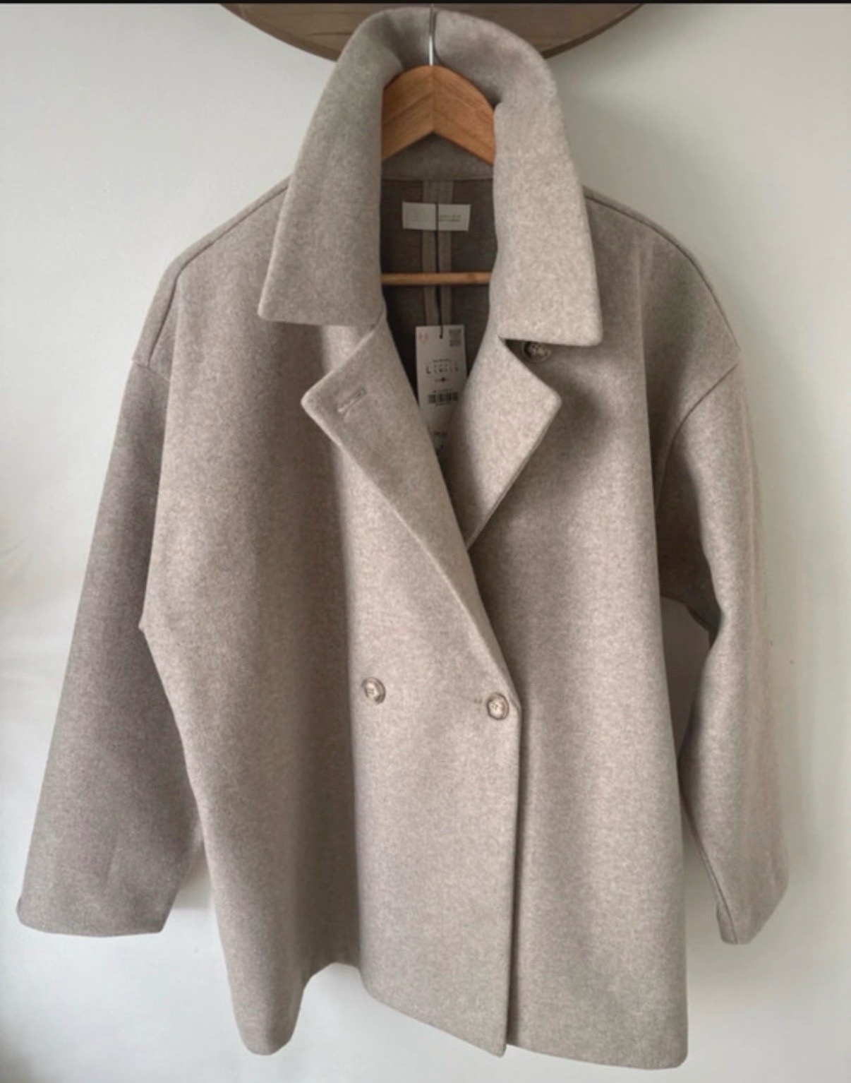 Zara ladies coat jacket size L easily fits a size 16 -18 this is oversized in style