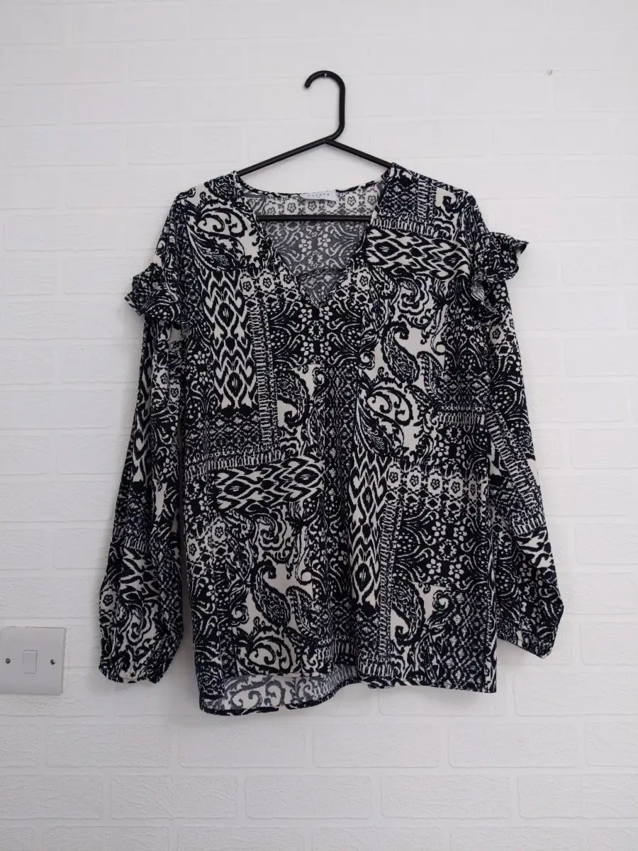 Papaya Black and Ivory Blouse Size 14 Relaxed fit
