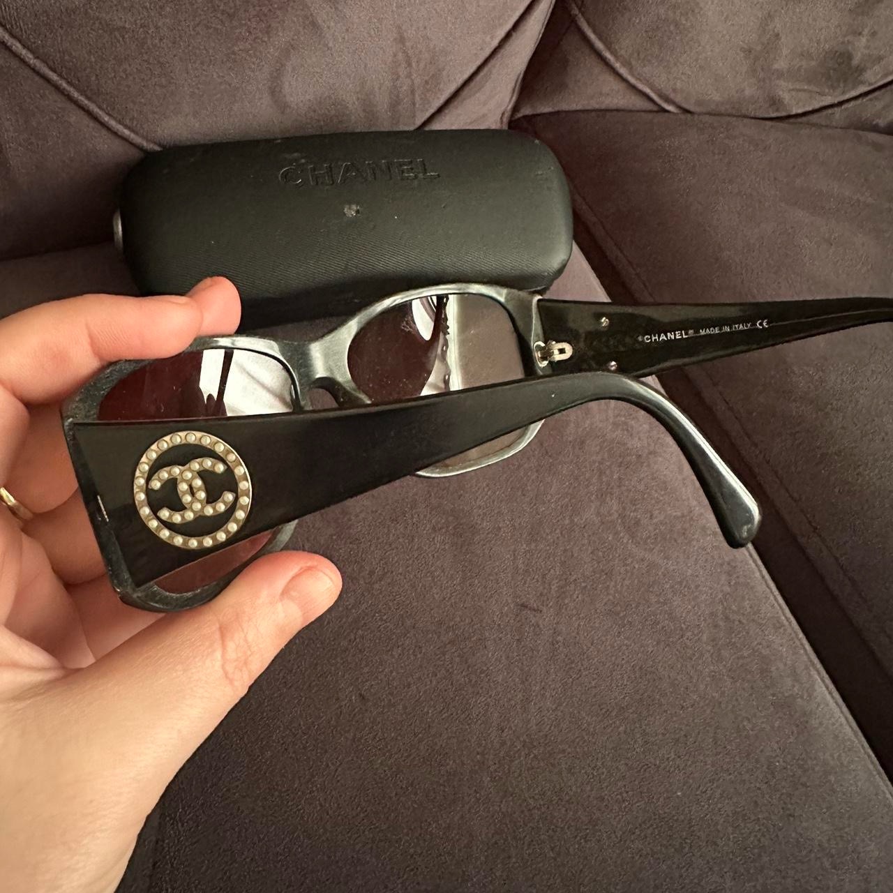 Chanel sunglasses  Used in very good condition,case not in best condition,really beautiful x