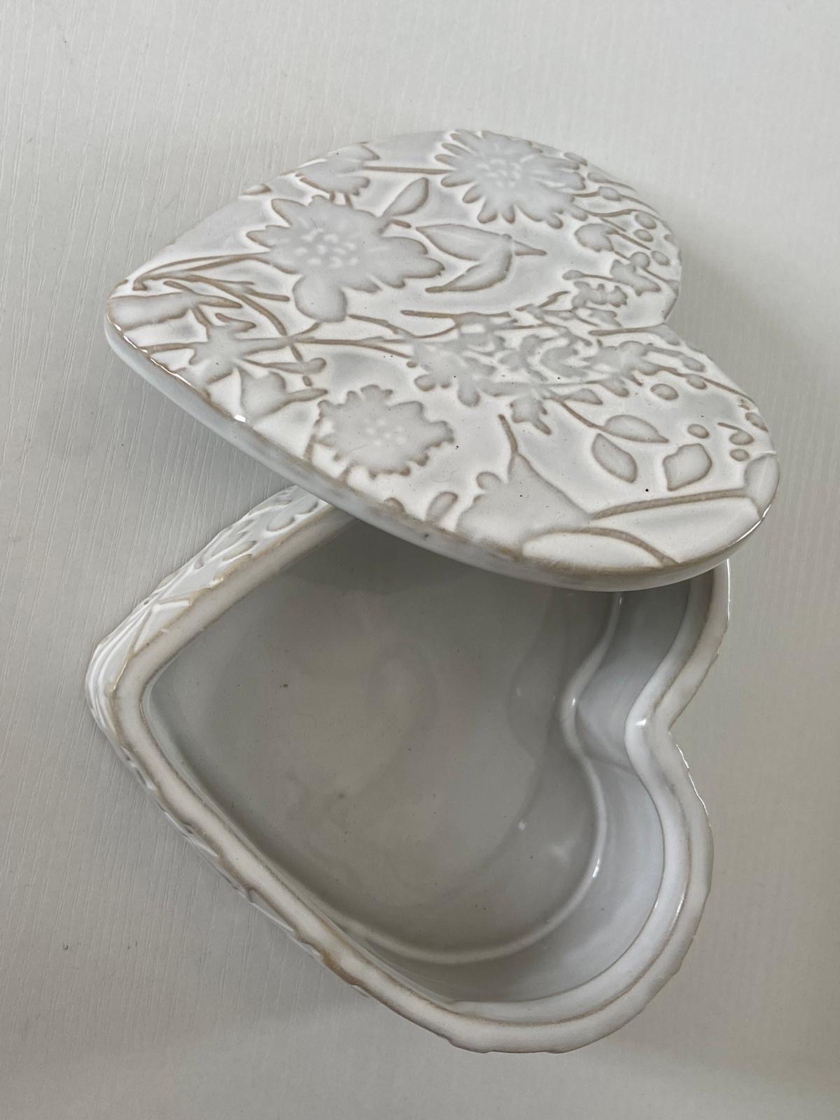 Ceramic Heart-Shaped Trinket Box – Embossed Floral Keepsake & Jewelry Dish