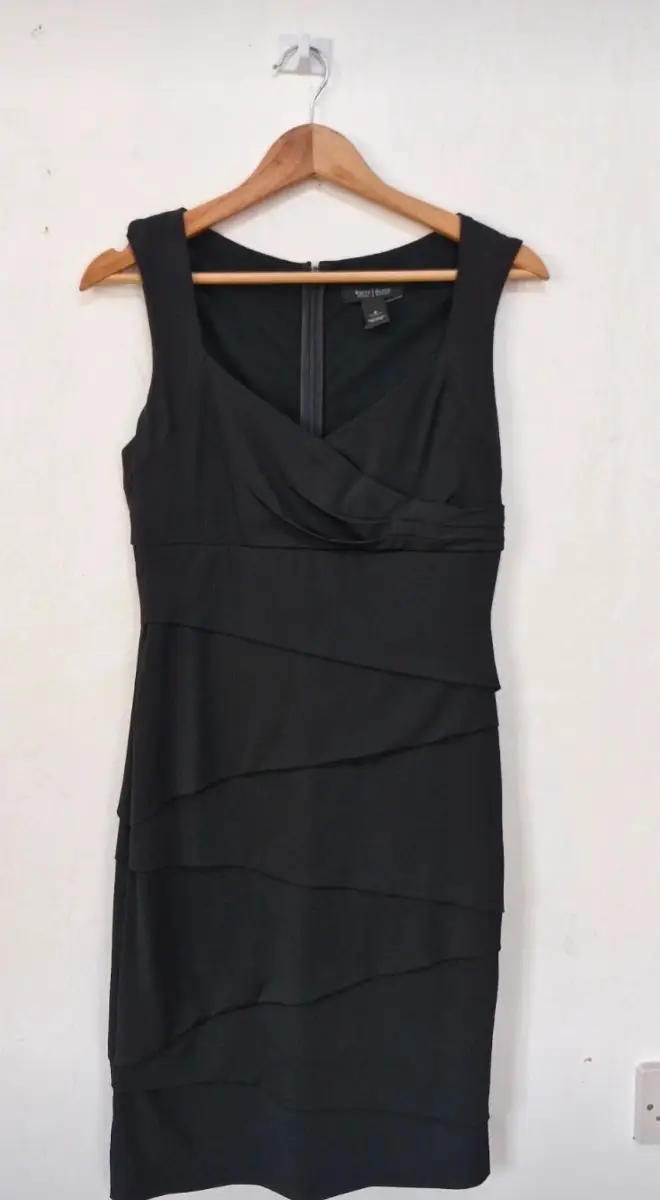 White house black market  ladies size 8  black  evening dress excellent condition