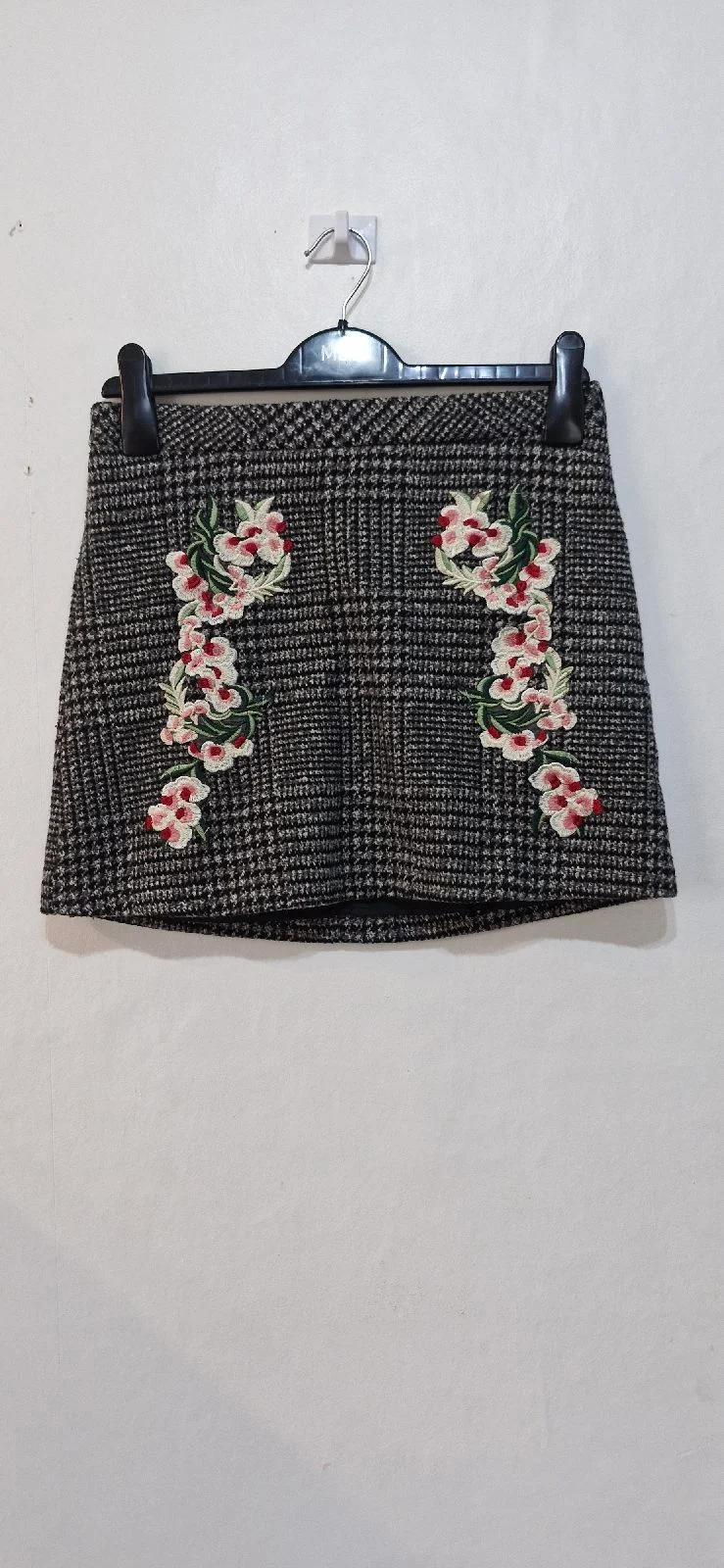George ladies size 8 black and white short skirt with floral embroidered detailing